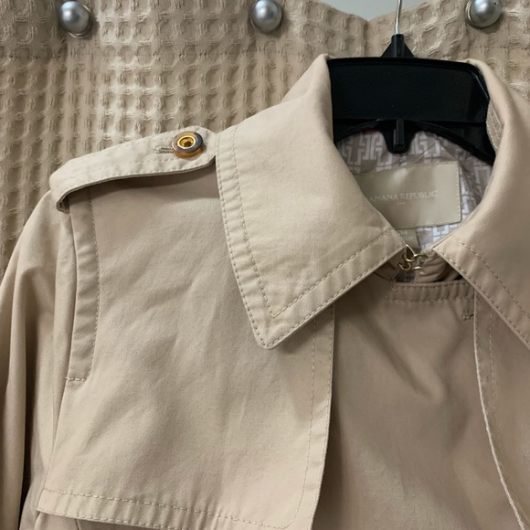 Classic Trench coat.  Great details - Picture 5 of 8